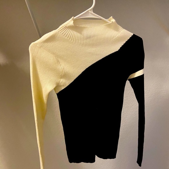 Forever 21 Black & White Sweater - Picture 1 of 2